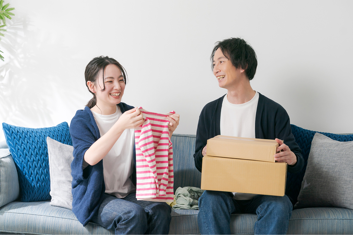 子供服を片付ける夫婦
