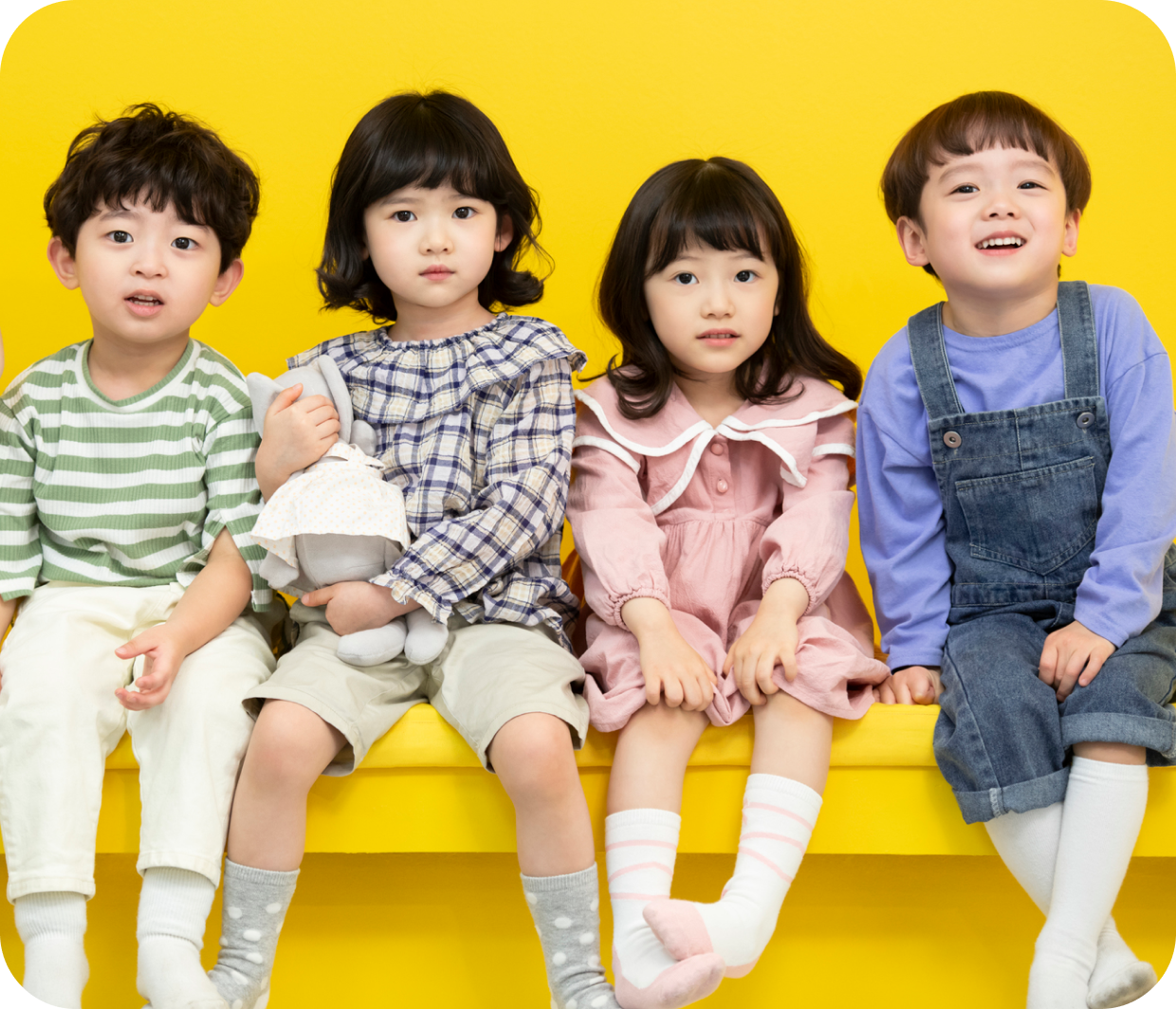 椅子に座っている子供たち